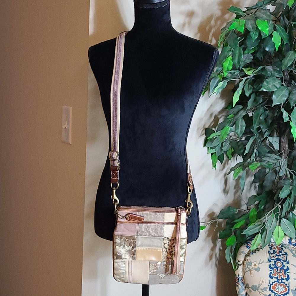 Signature Coach crossbody - Picture 2 of 8